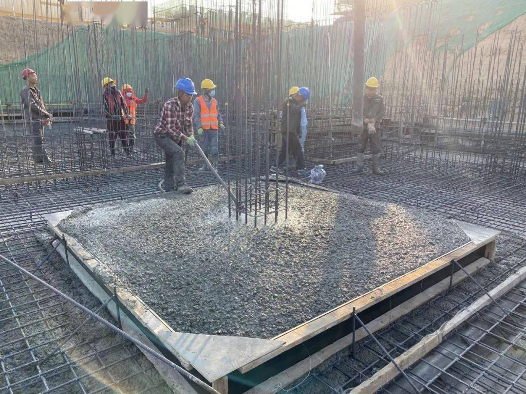 朱雀湖項目迎來關鍵節點 首塊筏板澆筑順利完成，基礎設施建設穩步推進